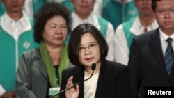 台湾总统蔡英文在一场选举造势场合上讲话(资料照片)