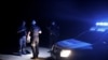 乌克兰警方街头夜间巡逻，寻找违反宵禁的人