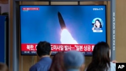 资料照片：韩国首尔一个火车站正在播放朝鲜发射导弹的电视新闻（2022年10月4日）
