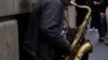 Moto moko azali kobeta saxophone na nzela na New York, Etats-Unis, 7 avril 2017.