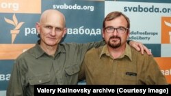 Лауреат Нобелівської премії миру за 2022 рік Олесь Біляцький (зліва) та Валерій Калиновський, автор книжки «Справа Біляцького», через два дні після звільнення правозахисника з тюрми. Радіо Свобода, Мінськ, 25 червня 2012 року.
