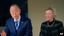 联合国前秘书长潘基文和元老会主席罗宾逊女士等元老会成员在纽约接受美联社的采访（2022年11月4日）