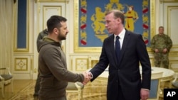 Джейк Салліван здійснив несподіваний візит до Києва, де зустрічався з президентом Володимиром Зеленським. 4 листопада 2022 р.