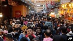 台湾民众在台北迪化街为农历春节采购。(2024年2月8日)