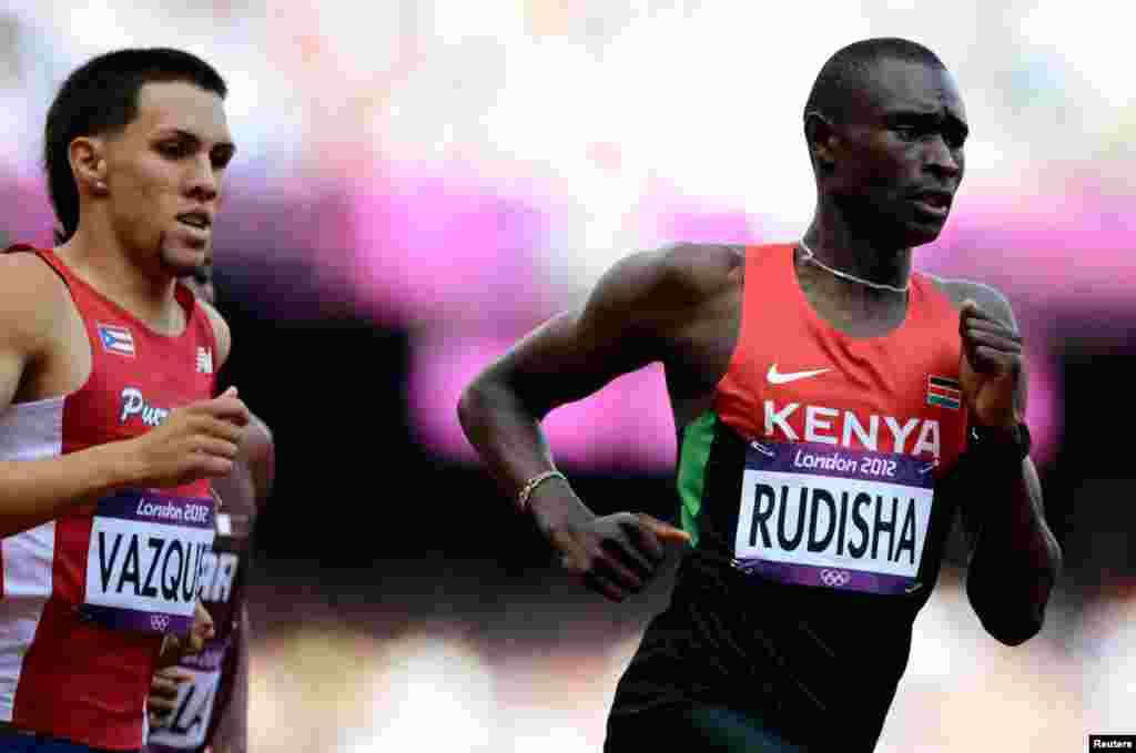 David Lekuta Rudisha của Kenya qua mặt Wesley Vazquez của Puerto Rico trong môn chạy 800 mét. Rudisha tự phá kỷ lục trước đây của anh trong môn này, 6/8/2012. REUTERS/Dylan Martinez
