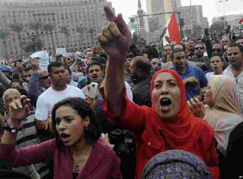 Người biểu tình chống Tổng thống Morsi xuống đường tại Quảng trường Tahrir ở Cairo, ngày 23/11/2012.