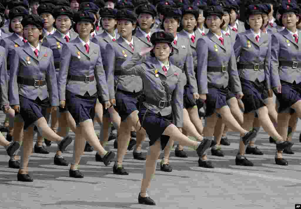 朝鲜首都纪念开国者金日成诞辰105周年的大型阅兵中,身穿制服短裙的女兵正步走过金日成广场(2017年4月15日)
