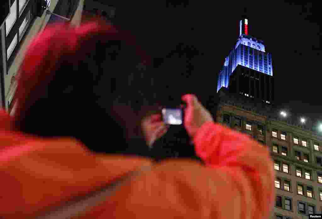 Tòa nhà Empire State được thắp sáng bằng màu xanh dương, màu của Đảng Dân chủ, sau khi ông Obama được dự đoán sẽ chiến thắng trong cuộc bầu cử tổng thống Mỹ tại thành phố New York.