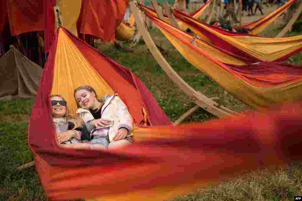 在英国西南部举行的格拉斯顿伯里当代表演艺术节(Glastonbury Festival)期间,有人躺在吊床上(6月25日)。这是目前世界最大的的露天音乐节和表演艺术节。