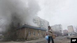 在乌克兰东部的马里乌波尔，房子在燃烧（2015年1月24日）