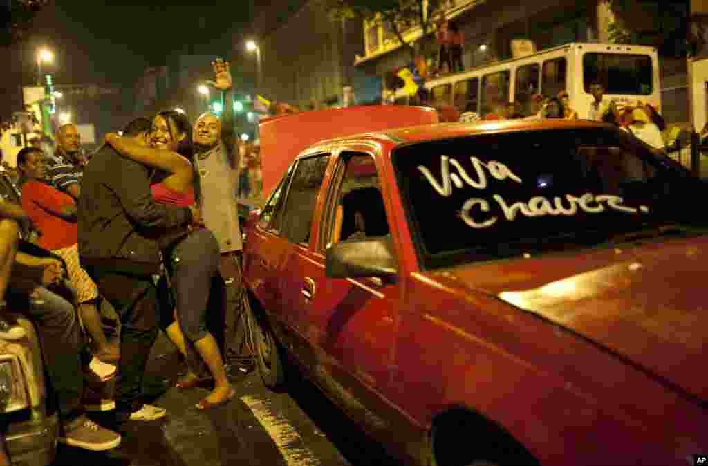 Người ủng hộ tổng thống Chavez đổ ra đường phố thủ đô Caracas ăn mừng chiến thắng.