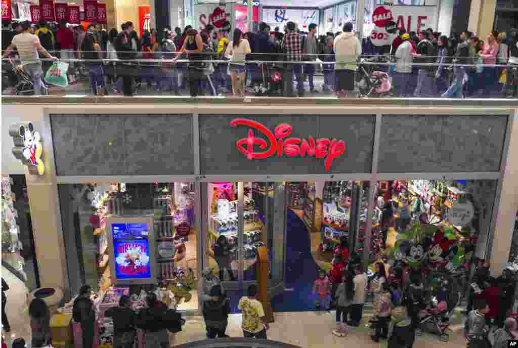 2012年11月23日,在加利福尼亚州的幽谷拱廊商场(Glendale Galleria )的迪斯尼商店,顾客一大早就来购物。