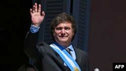 Новий президент Аргентини Хав’єр Мілей вітається з натовпом з балкону урядового палацу Каса Росада під час інавгурації в Буенос-Айресі 10 грудня 2023 року.