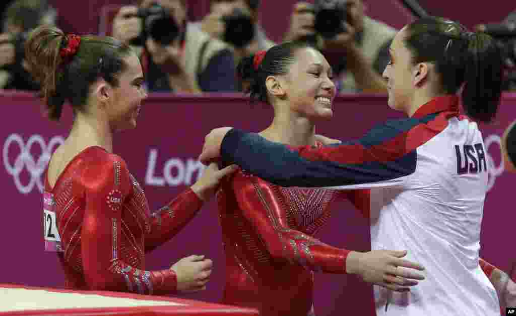 Vận động viên Kyla Ross (giữa) ôm đồng đội Jordyn Wieber sau khi thực hiện xong bài thi của mình, 31 tháng 7, 2012.