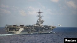 一架F/A-18F超级大黄蜂战机从美国海军“西奥多·罗斯福号”航空母舰的甲板起飞。(2020年3月18日)