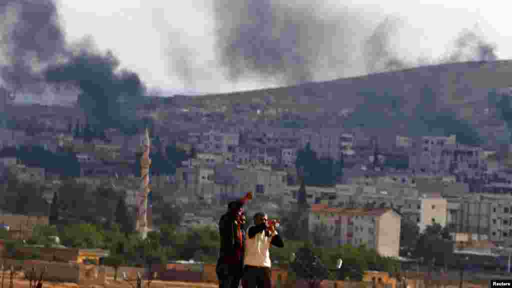 Người Kurd tị nạn theo dõi chiến sự ác liệt ở Kobani giữa chiến binh Peshmerga và phiến quân Nhà nước Hồi giáo, ngày 26/10/2014.