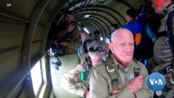 英语视频：97岁老兵在诺曼底登陆纪念仪式开始时在诺曼底上空跳伞