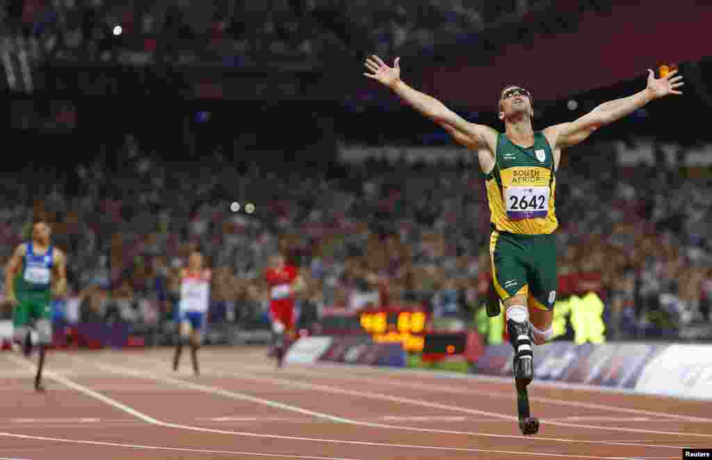 Oscar Pistorius giành chiến thắng ở vòng chung kết chạy 400 mét nam tại Thế vận hội Paralympics, ngày 8 tháng 9, 2012.