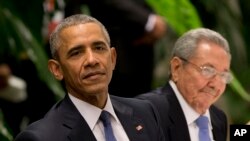美国总统奥巴马和古巴主席劳尔·卡斯特罗在哈瓦那革命宫的国宴上（2016年3月21日）