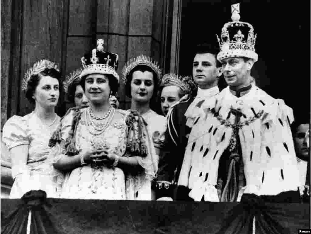 1937年,英国国王乔治六世和王后伊丽莎白。他们是伊丽莎白二世的父母
