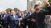 Путін і Лукашенко у передмісті Санкт-Петербурга. Люди з натовпу намагаються сфотографуватися з Путіним. 23 липня 2023 р. Alexander Demianchuk, Sputnik, Kremlin Pool Photo via AP