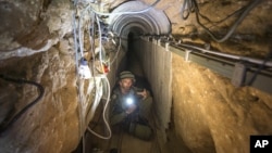 Фото: Офіцер ізраїльської армії показує журналістам тунель, який нібито використовувався палестинськими бойовиками для транскордонних нападів із Гази на Ізраїль, 25 липня 2014 року.