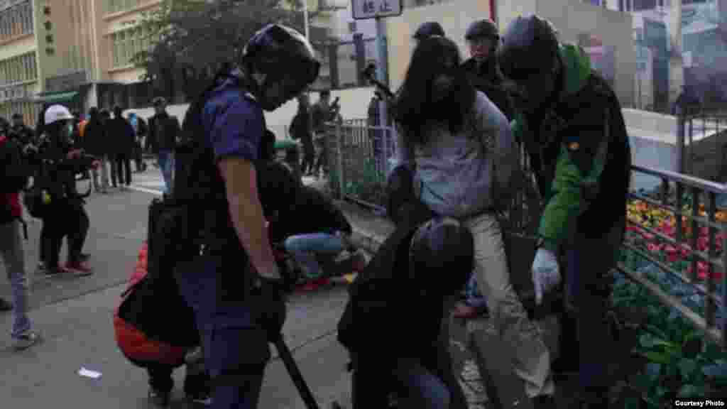 旺角街头夜市大年初一晚爆发激烈警民冲突 (苹果日报)