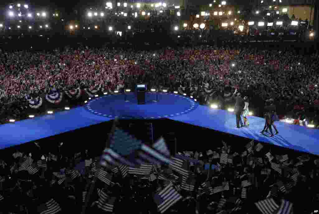 Tổng thống Barack Obama bước ra sân khấu cùng Đệ nhất phu nhân Michelle Obama và hai con gái Malia và Sasha tại buổi lễ mừng chiến thắng trong đêm bầu cử, ngày 7 tháng 1 , 2012, tại thành phố Chicago, bang Illinois.