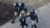 Силовики Білорусі затримали на вулиці Мінська жінку, 27 березня 2021 року 