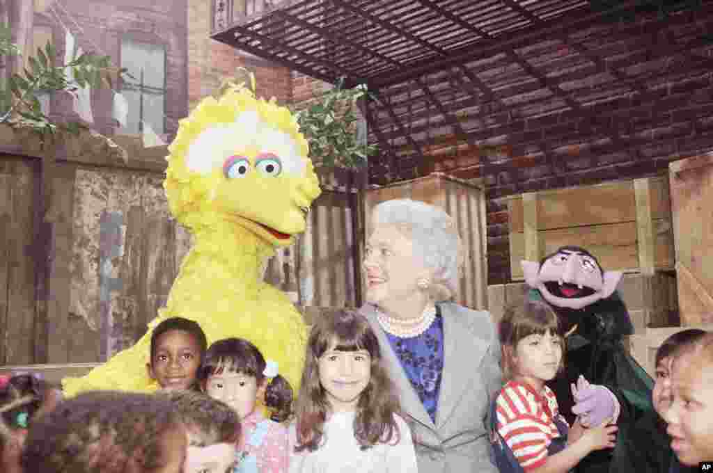 1989年10月19日,美国总统乔治·W·布什(小布什)的母亲芭芭拉·布什和儿童们与电视卡通片《芝麻街》里的角色大鸟合影。