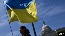 Активісти з українськими прапорами біля Капітолія США у Вашингтоні, 23 квітня 2024. Фото: Mandel NGAN / AFP