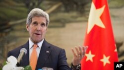 美国国务卿克里在与中国外长王毅举行的联合记者会上