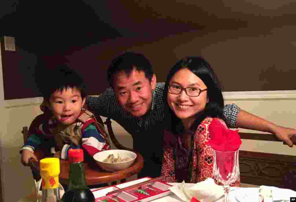 王夕越与妻儿全家福(王夕越妻子提供) 。 王夕越于2016年8月8日在伊朗被捕入狱。伊朗司法部发言人表示 “王夕越为美国国务院,哈佛肯尼迪学校和英国波斯研究院搜集秘密和绝密材料,…… 渗透伊朗的国家档案馆并为世界最大的反伊朗组织构建了一个4500页的电子档案”。
