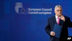 "Його рішення звелося до "капучино чи лате". Це і є по суті вага прем'єра", - угорська опозиція критикує Орбана за те, що він утримався від голосування у Брюсселі
