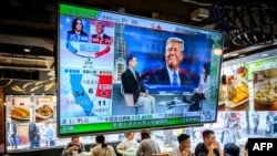 香港一家餐厅悬挂着显示美国大选初步结果的电视萤幕。(2024年11月6日)