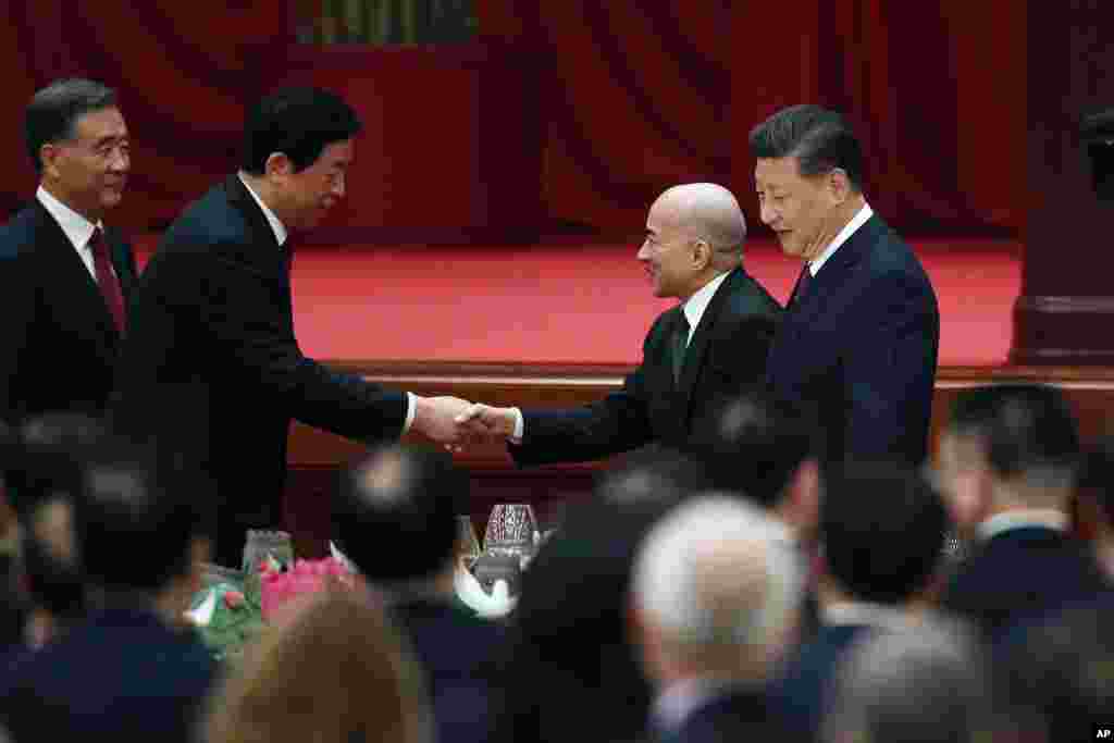 在北京人民大会堂举行的中华人民共和国成立69周年庆祝活动中,中国国家主席习近平看着柬埔寨国王诺罗敦·西哈莫尼与中国高官栗战书握手(2018年9月30日)。新华社对这次国庆招待会的报道中点名提到的外宾只有西哈莫尼。不过新华社也说:“在京访问的部分外宾、国际知名人士、各国驻华使节、各国际组织驻华代表、部分外国专家和配偶也出席了招待会。”