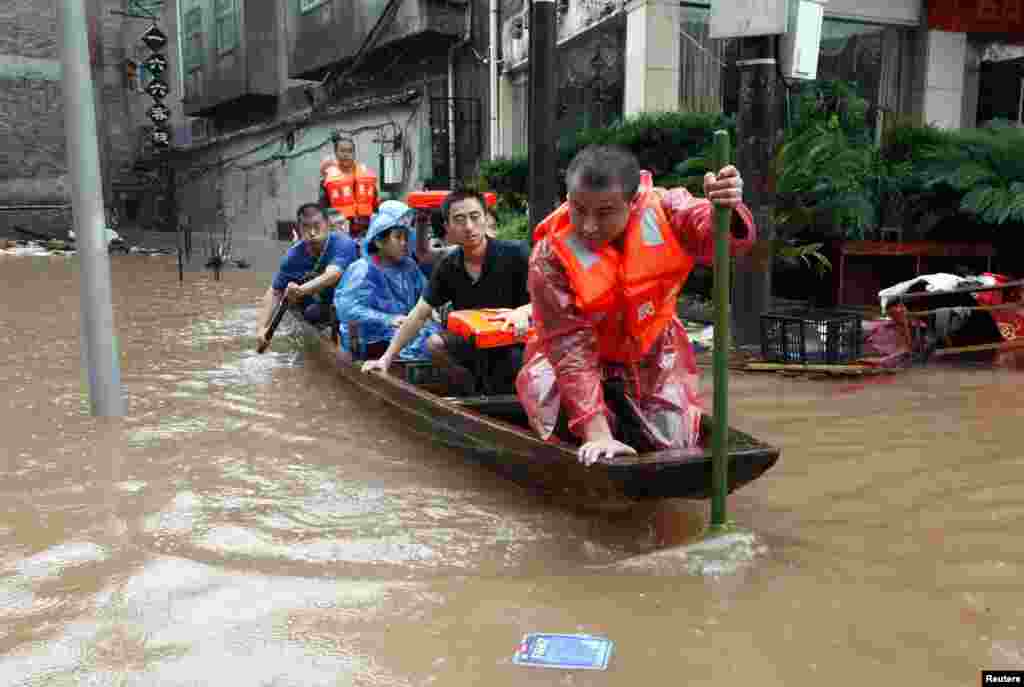 2014年7月15日,水淹湖南古城凤凰的民宅,救援人员疏散人口。那里遭遇创纪录的降雨量,5万居民和游客撤离。