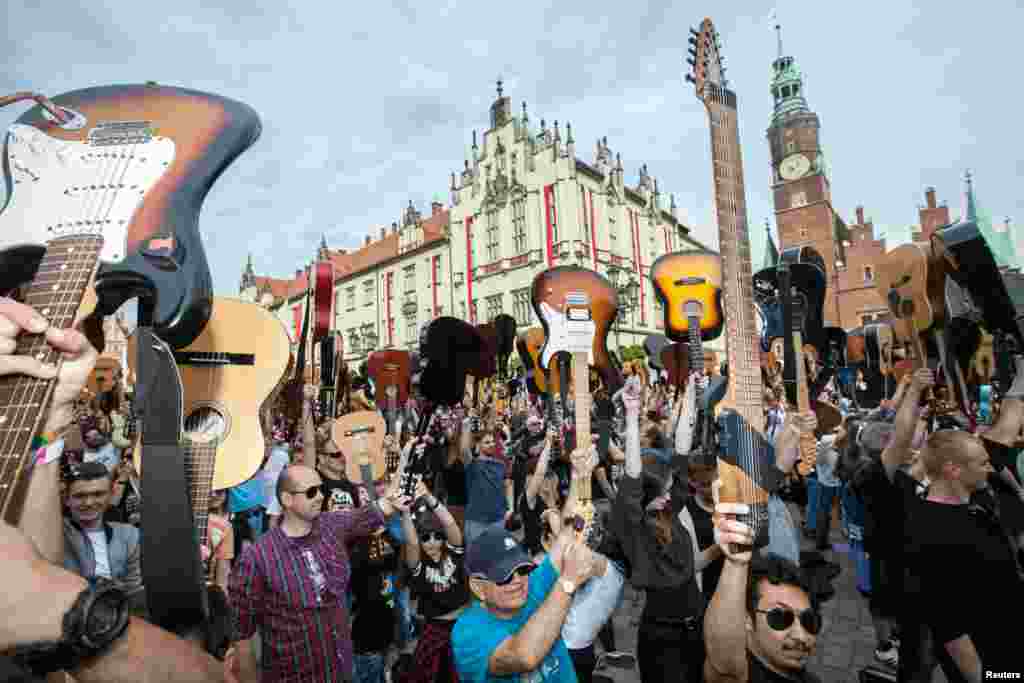 More than 7411 guitarists play &ldquo;Hey Joe&rdquo; by Jimi Hendrix to beat the Guitar Guinness World Record at the Market Square in Wroclaw, Poland, May 1, 2018.