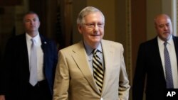 参议院多数党领袖米奇·麦康奈尔公布共和党医保草案后离去（2017年6月22日）