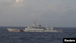 中国海岸警卫队船只在靠近争议岛屿附近航行（资料图）