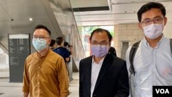 香港民主派初选47人案其中两名获准保释的被告，民协前区议员施德来(右一)与何启明(左一)9月23日到西九龙裁判法院应讯 (美国之音/汤惠芸)