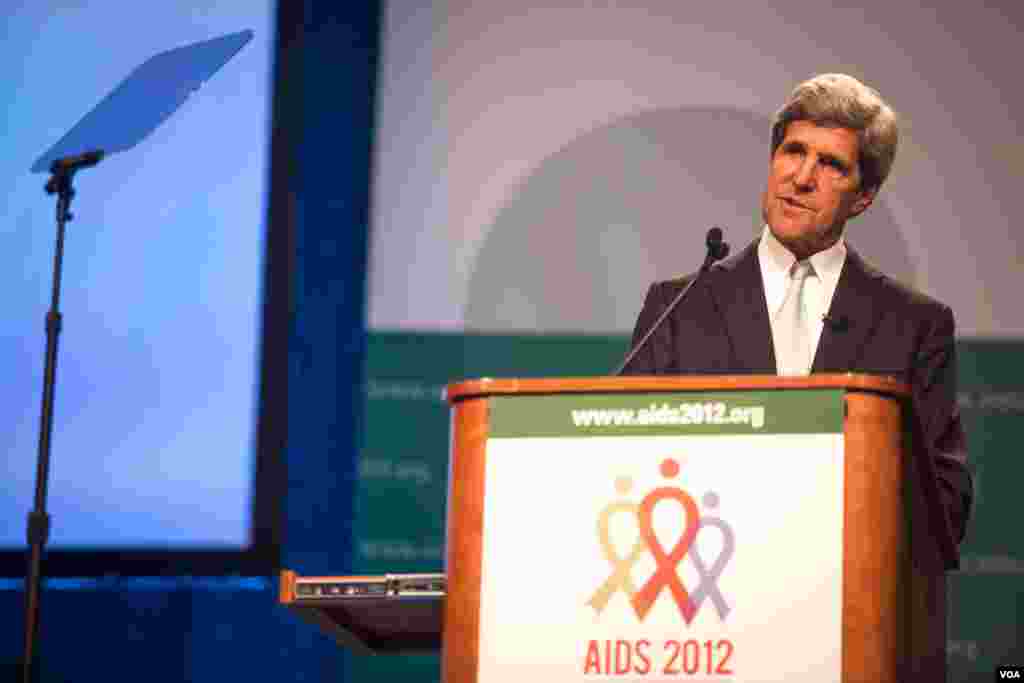 Thượng nghị sĩ John Kerry của tiểu bang Massachusetts phát biểu tại hội nghị. 23/7/2012. (Alison Klein/VOA)