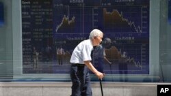 2016年8月19日东京证券公司电子板前散步的老人