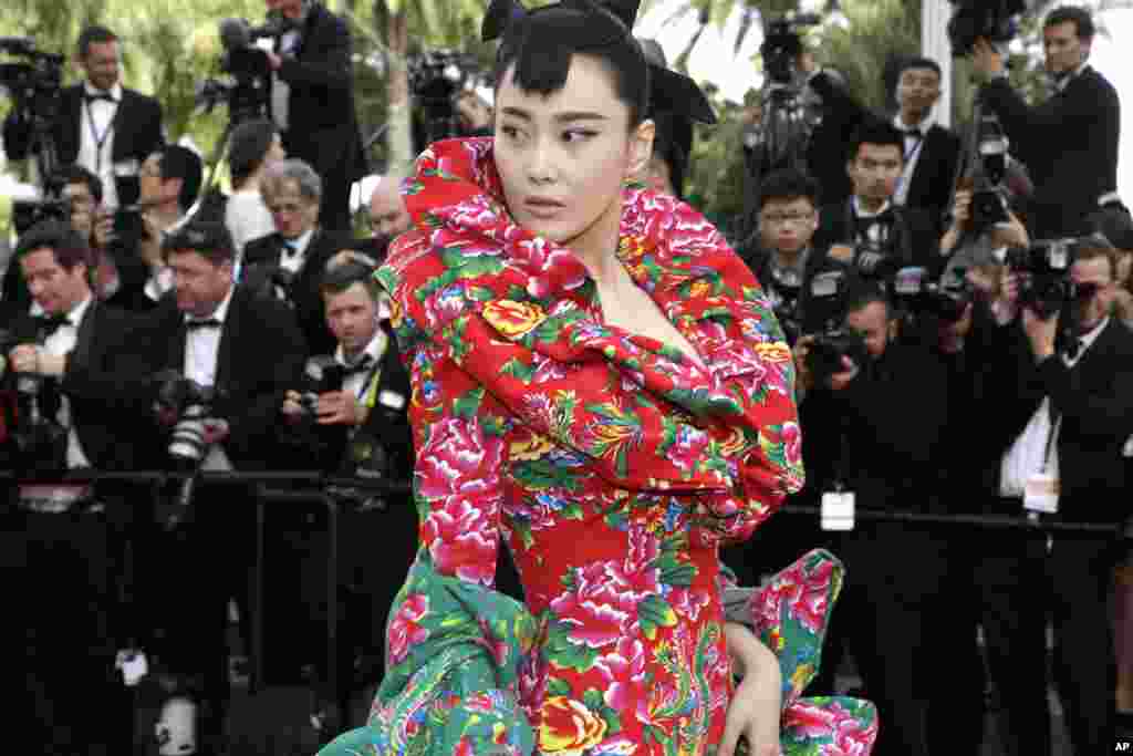中国影视演员张馨予在2015年参加戛纳国际电影节。但美联社的图片说明里,把她写成了巩俐。此外,美联社摄影师在韩国拍摄的一张所谓胡歌的照片,其实也不是胡歌。对中国明星的成就和相貌不熟悉,对他们的名字不知道或者不会写,怕写错,也是2017年戛纳国际影展中西方摄影师留给中国明星的镜头少的原因。