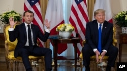 Президент Франції Еммануель Макрон та президент США Дональд Трамп розмовляють з журналістами у Лондоні 3 грудня 2019 р.