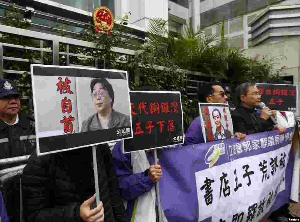 香港抗议者举着铜锣湾书店老板桂民海(左)和李波(右)的肖像(2016年1月19日)。2018年1月27日美国国务院发表声明,对桂民海1月20日被中国当局拘押“深表关注”, 并敦促中国当局解释拘押原因和法律依据。 美国加入欧盟行列,要求中国政府让华裔瑞典公民桂民海重获自由,并允许他离开中国。 