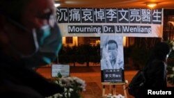 香港民众戴着口罩参加悼念李文亮医生的烛光守夜活动。(2020年2月7日)