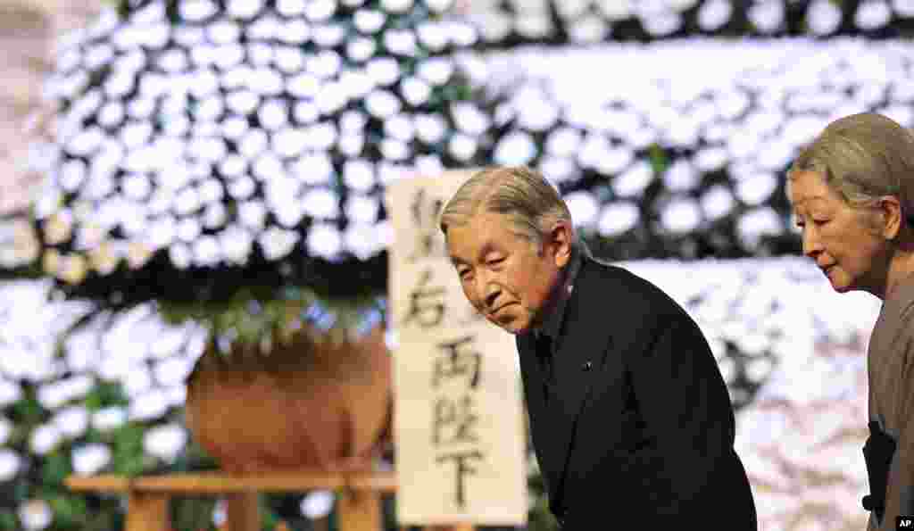Nhật hoàng Akihito và Hoàng hậu Michiko rời địa điểm cử hành lễ tưởng niệm các nạn nhân trận động đất và sóng thần ở Tokyo