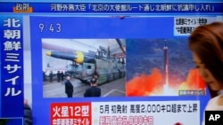 东京街头电视屏幕上正在播放朝鲜导弹试射的消息(2017年8月29日)