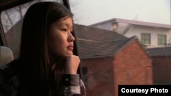 纪录片《中间地带》四名中心人物之一，被美国父母领养的中国女孩黑莉·巴特勒。
